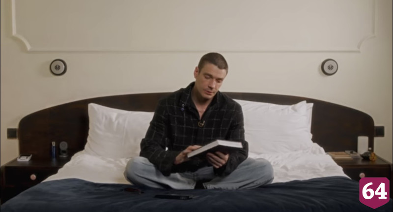 Саратовский актер хранит на прикроватной тумбе «Фантастическую Русь» и красные очки 